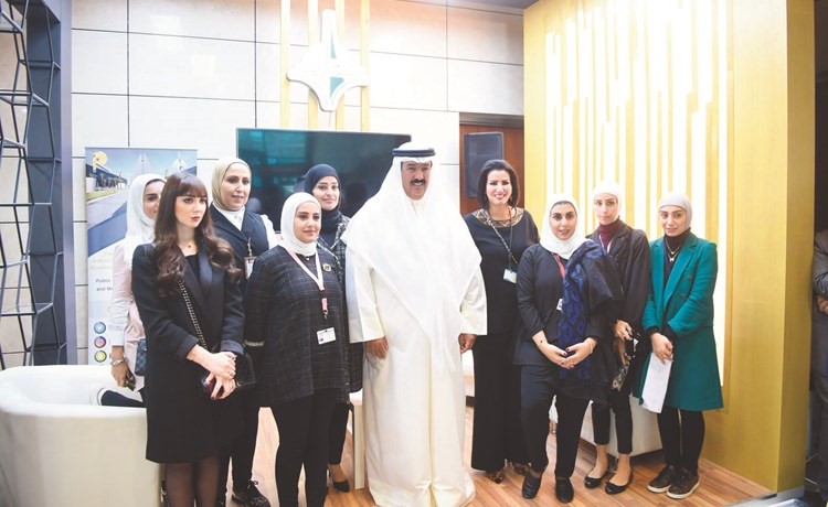د.علي المضف وفريق العلاقات العامة والإعلام في التطبيقي﻿