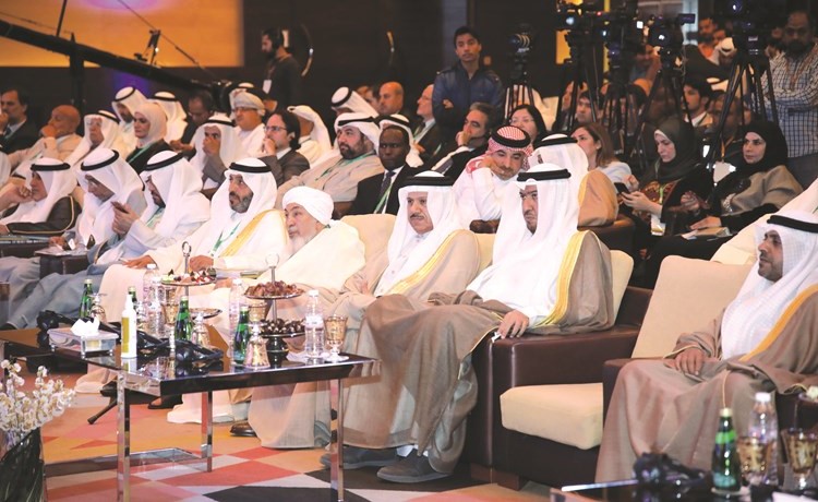 المستشار د.فهد العفاسي ود.عبداللطيف الزياني والشيخ عبدالله بن بيه في مقدمة الحضور	(عادل سلامة) ﻿