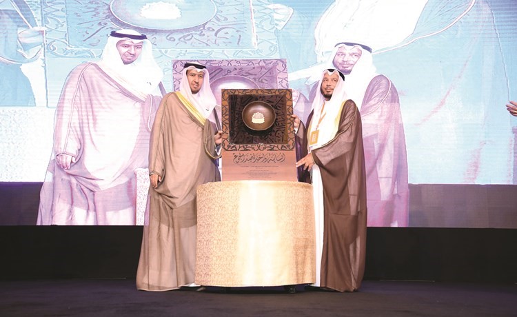 المستشار د.فهد العفاسي مكرما د.عبدالله المعتوق ﻿