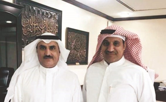 د.سعود الحربي يتلقى التهاني من الزميل موسى ابوطفرة ﻿