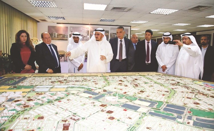 الدويلة يطلع الحضور على مجسم مدينة صباح الأحمد السكنية﻿