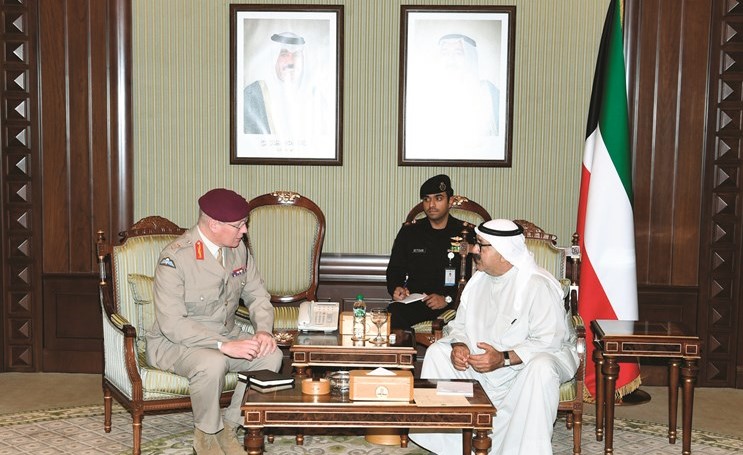  الشيخ ناصر صباح الأحمد مستقبلا مستشار الدفاع الأول البريطاني لشؤون الشرق الأوسط الفريق جون لوريمير﻿