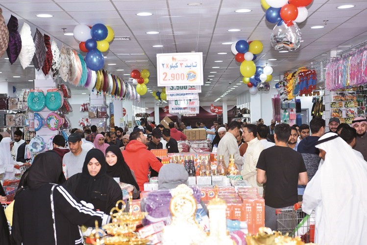 إقبال كبير من الزبائن على السوق ﻿
