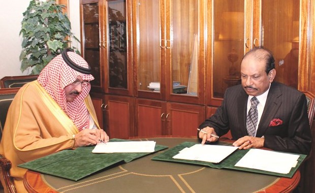 صاحب السمو الملكي الأمير مشعل بن بدر بن سعود خلال توقيع الاتفاقية مع يوسف موسيليام﻿