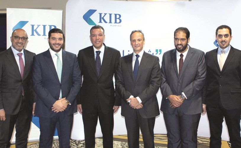 السفير الشيخ سالم العبدالله وفيصل الهولي وطلال العنزي وجمال البراك في جناح KIB﻿