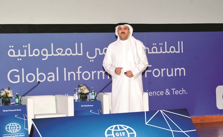 د. محمد الهاشل خلال محاضرته﻿