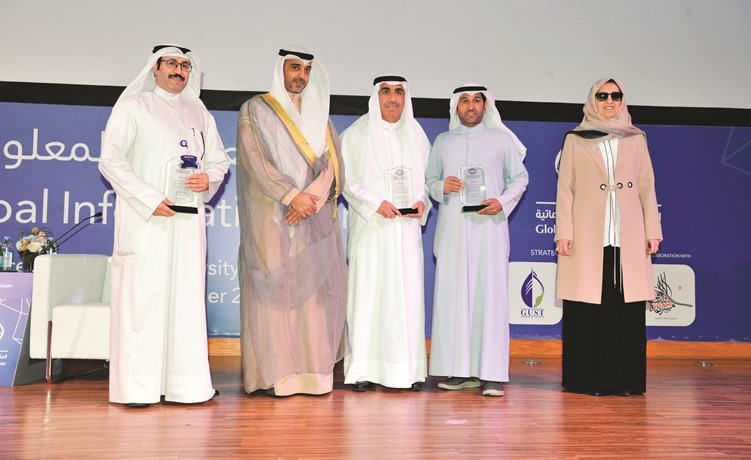 الشيخ محمد العبدالله والشيخة عايدة السالم خلال تكريم جامعة الخليج وجامعة الكويت وكلية الكويت للعلوم والتكنولوجيا﻿