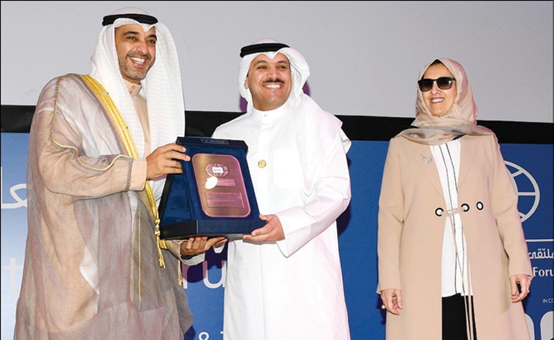 الشيخ محمد العبدالله والشيخة عايدة سالم العلي يكرمان د.محمد الهاشل          (أحمد علي)