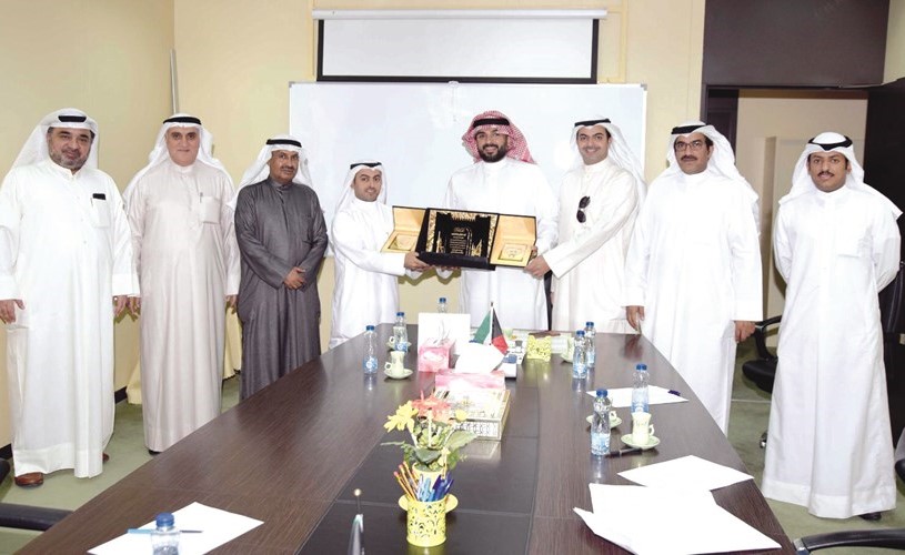 عبدالله الدماك وجابر العازمي يكرمان عبدالعزيز شعيب﻿
