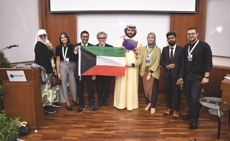 فريق نموذج الأمم المتحدة في الجامعة الأمريكية يرافقهم المرشد الأكاديمي وأستاذ التاريخ د.غلام رضا ﻿