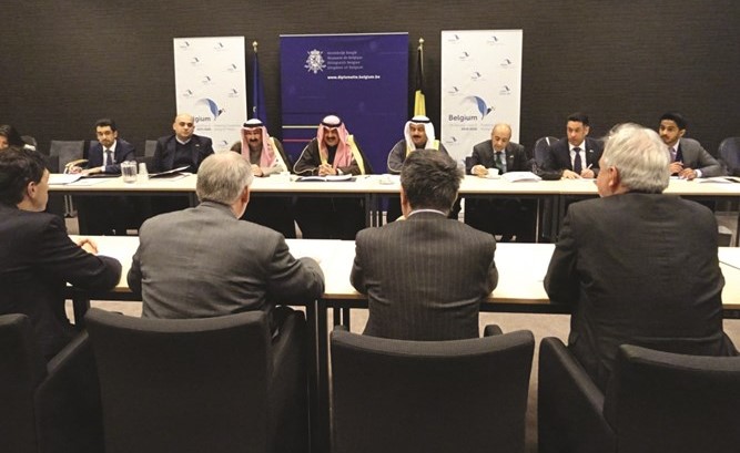 خالد الجارالله وأعضاء الوفد الكويتي خلال الاجتماع التنسيقي مع الأوروبي﻿
