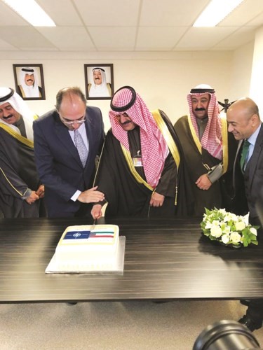خالد الجارالله واليخاندرو الفارغونزاليز يقطعان كعكة الاحتفال بافتتاح مقر بعثة الكويت في الناتو بحضور  وليد الخبيزي وأيهم العمر وجاسم البديوي﻿