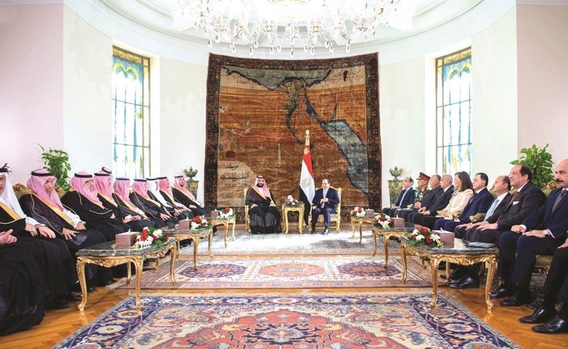 الرئيس المصري عبدالفتاح السيسي مستقبلا صاحب السمو الملكي الأمير محمد بن سلمان بن عبدالعزيز ولي العهد نائب رئيس مجلس الوزراء وزير الدفاع السعودي﻿