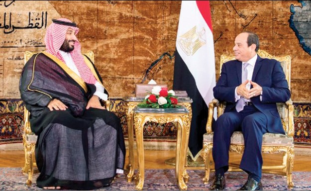 الرئيس عبدالفتاح السيسي مستقبلا صاحب السمو الملكي الأمير محمد بن سلمان بن عبدالعزيز في القاهرة امس                             (واس)