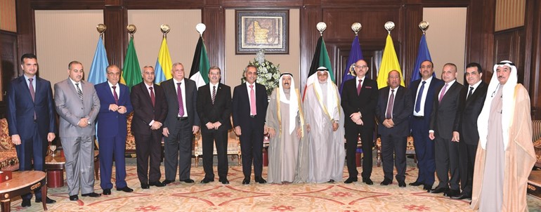 صاحب السمو الأمير الشيخ صباح الأحمد مستقبلا رئيس المجلس الأعلى للقضاء ورئيس محكمة التمييز ورئيس المحكمة الدستورية المستشار يوسف المطاوعة ورئيس مجلس القضاء الأعلى بجمهورية العراق فائق زيدان العبودي ﻿