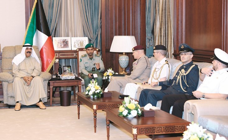 الشيخ مشعل الأحمد خلال استقباله الوفد البريطاني ﻿
