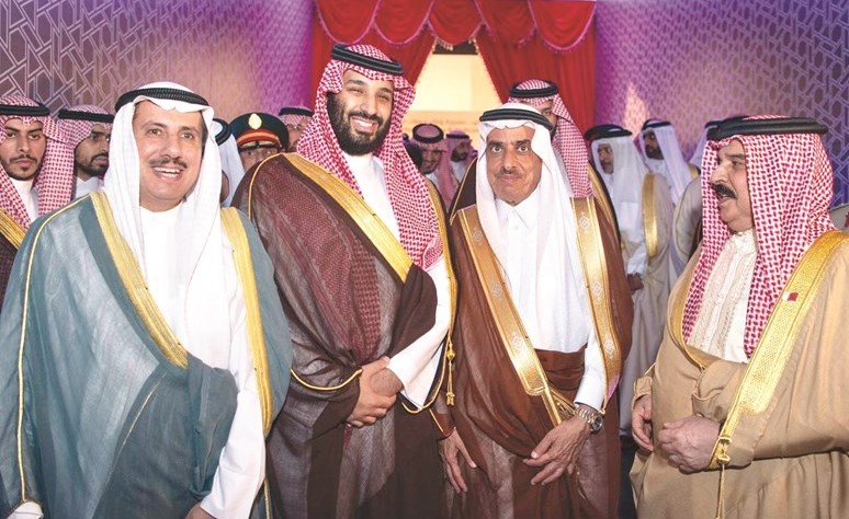 عاهل البحرين الملك حمد بن عيسى آل خليفة خلال استقبال صاحب السمو الملكي الأمير محمد بن سلمان بحضور السفير الشيخ عزام الصباح﻿