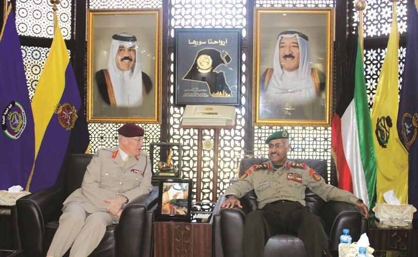الفريق الركن محمد الخضر خلال استقباله مستشار الدفاع الأول البريطاني لشؤون الشرق الأوسط الفريق السير جون لوريمير﻿