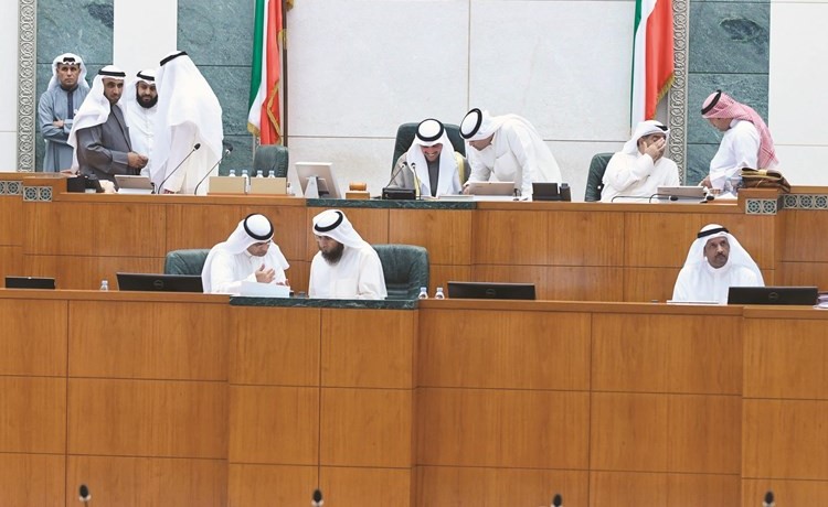 رئيس مجلس الأمة مرزوق الغانم وعمر الطبطبائي وفيصل الكندري ود.عودة الرويعي ومحمد الدلال وعبدالله فهاد على المنصة 	(هاني الشمري)﻿