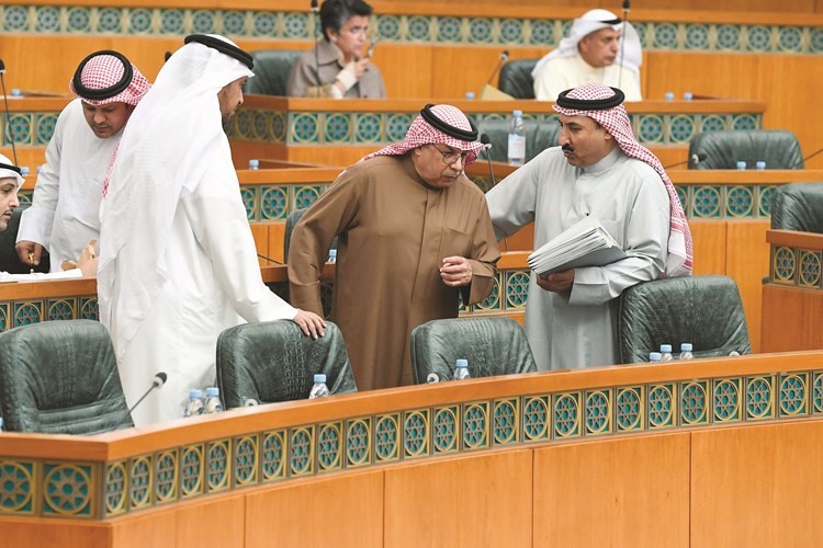 الشيخ خالد الجراح متوسطا سعد الخنفور ود. فهد العفاسي ﻿