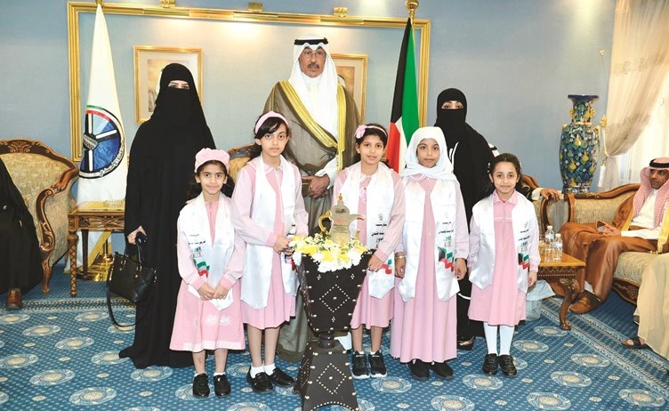 هدية تذكارية من طالبات مدرسة مريم لمحافظ الاحمدي ﻿