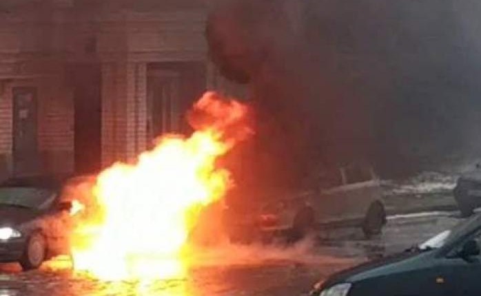 بالفيديو.. روسي يخرج من سيارة مشتعلة بالنيران ويُذهل المارة