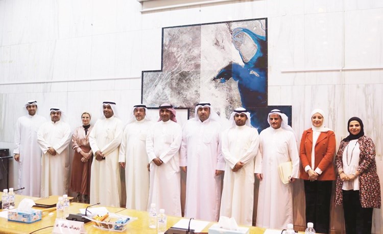 اسامة العتيبي وعبدالوهاب المرزوق يتوسطان أعضاء البلدي وفريق المشروعات السياحية﻿
