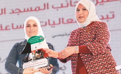 تكريم الأنباء تتسلمه الزميلة دارين العلي ﻿