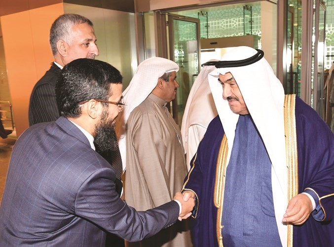 سمو الشيخ ناصر المحمد مصافحا مستقبليه﻿