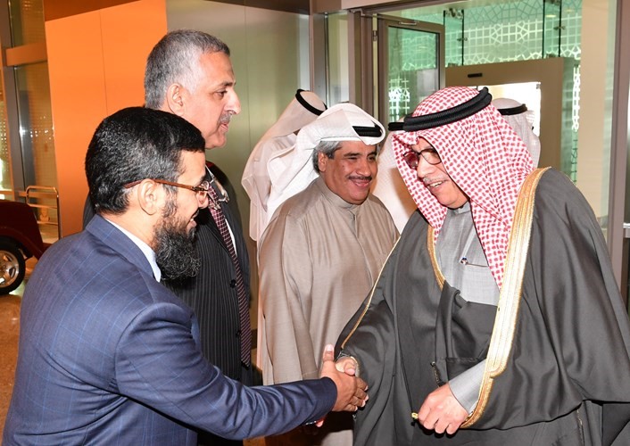 الشيخ خالد الجراح مصافحا مستقبليه﻿