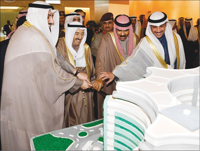 صاحب السمو الأمير الشيخ صباح الأحمد وسمو ولي العهد الشيخ نواف الأحمد ورئيس مجلس الأمة مرزوق الغانم ووزير الصحة الشيخ د.باسل الصباح يقطعون كعكة الاحتفال بافتتاح مستشفى جابر الأحمد