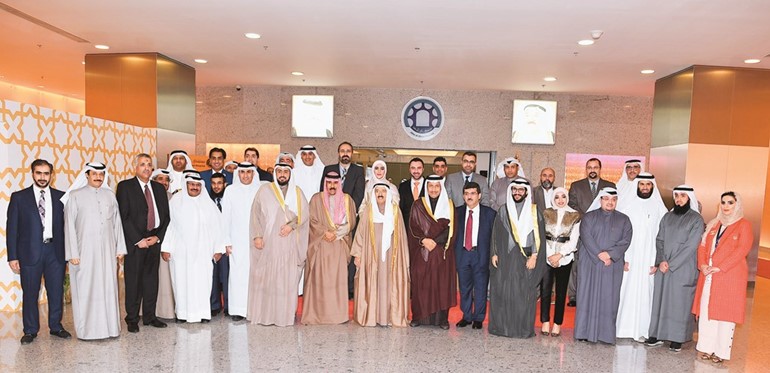 صاحب السمو الأمير الشيخ صباح الأحمد وسمو ولي العهد الشيخ نواف الأحمد وسمو الشيخ جابر المبارك والشيخ د.باسل الصباح ود.مصطفى رضا مع عدد من قيادات وزارة الصحة ﻿