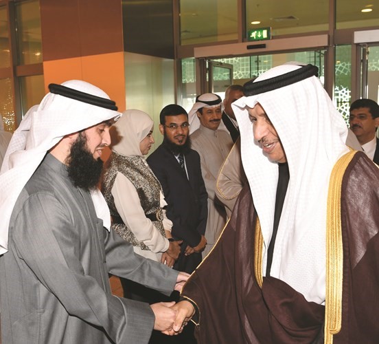 سمو الشيخ جابر المبارك مصافحا قيادات وزارة الصحة﻿