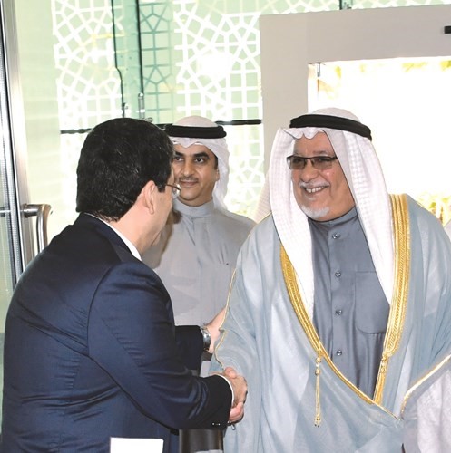 الشيخ علي الجراح مصافحا د. مصطفى رضا﻿