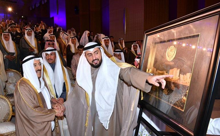 صاحب السمو يطلع من الشيخ د.باسل الصباح على مخطط لمرافق المستشفى ﻿