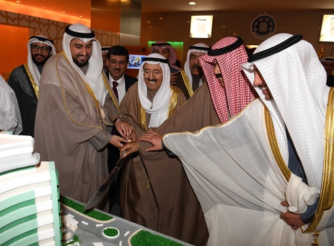 صاحب السمو الأمير الشيخ صباح الأحمد وسمو ولي العهد الشيخ نواف الأحمد ومرزوق الغانم والشيخ د. باسل الصباح يقطعون كعكة الاحتفال بافتتاح المستشفى﻿