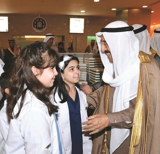 صاحب السمو الأمير الشيخ صباح الأحمد ولفتة أبوية مع عدد من زهرات الكويت﻿