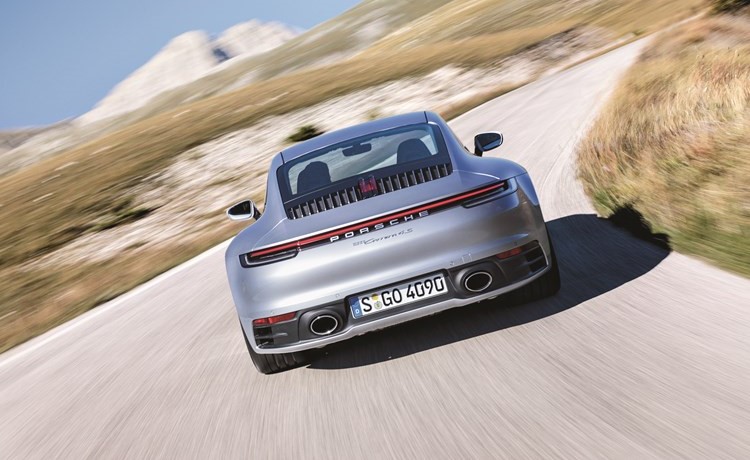 بورشه 911 الجديدة.. قوة جبارة وسرعة فائقة بتصميم جديد