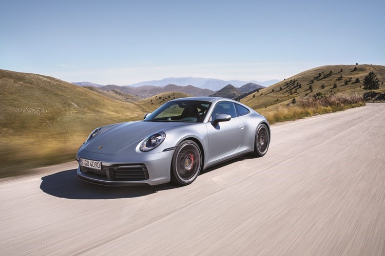 بورشه 911 الجديدة.. قوة جبارة وسرعة فائقة بتصميم جديد