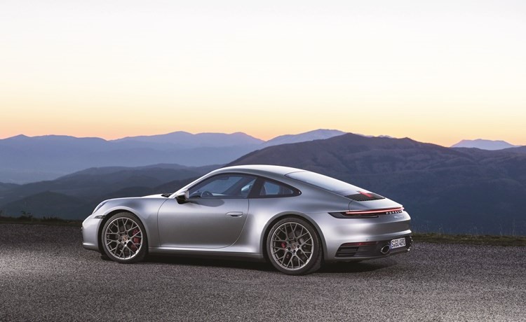 بورشه 911 الجديدة.. قوة جبارة وسرعة فائقة بتصميم جديد