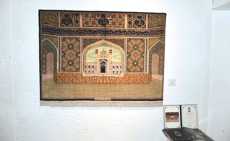 إحدى السجادات المعروضة﻿