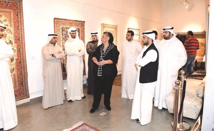 عايدة ميرزا تقدم للحضور نبذة عن السجاد المعروض وقصة كل قطعة منه﻿
