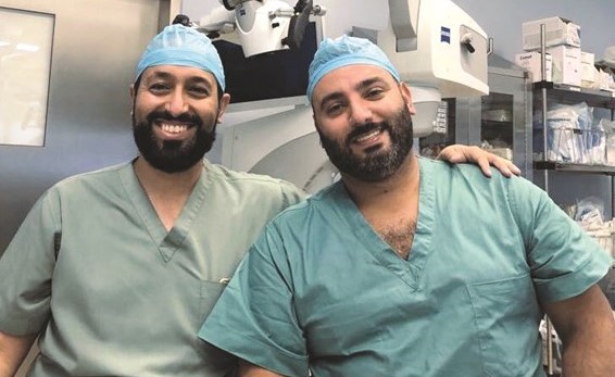 الفريق الطبي بعد إجراء العملية بنجاح﻿