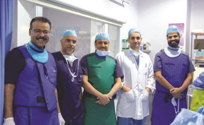 د. إبراهيم الرشدان متوسطا الفريق الطبي﻿