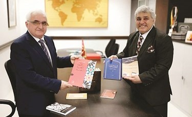 السفير يعقوب العتيقي يتلقى إهداء البروفيسور د.إسماعيل أحمتي ﻿