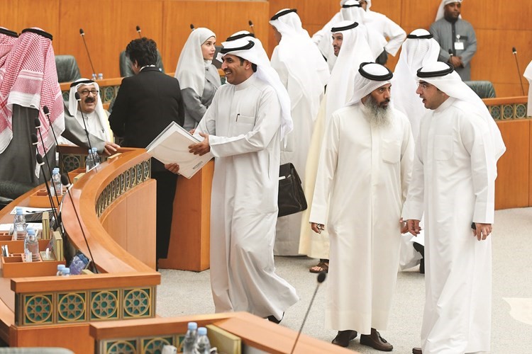 د.عبدالكريم الكندري ونايف المرداس وفراج العربيد خلال جلسة أمس﻿