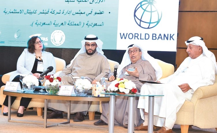 علي الموسى ومحمد الهاجري خلال الجلسة ﻿