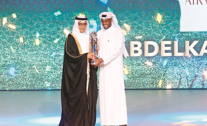الشيخ سلمان بن إبراهيم يسلم جائزة أفضل لاعب للقطري عبدالكريم حسن﻿