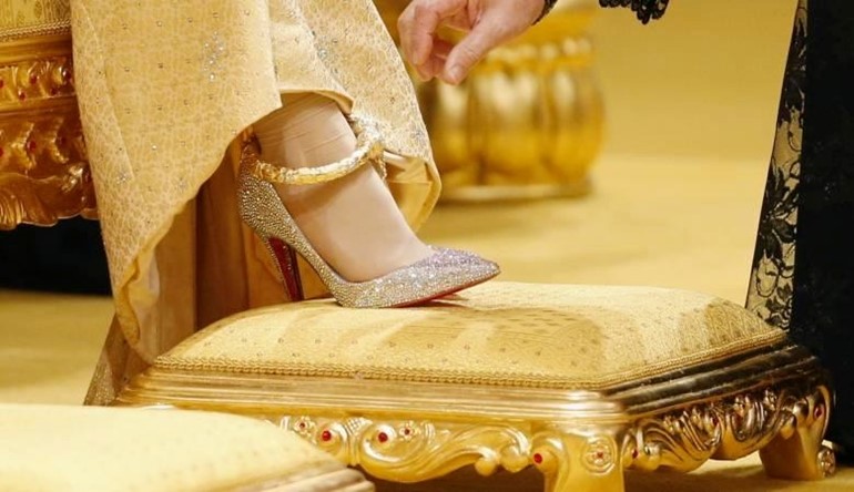 بالفيديو.. رجل يهدي عروسه قطع ذهب تعادل وزنها