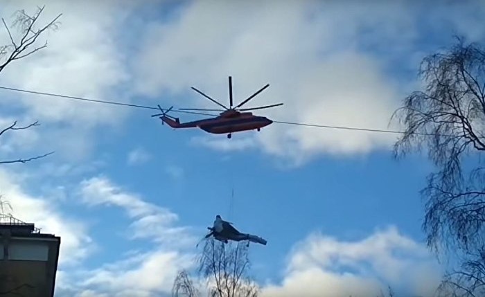 بالفيديو... هليكوبتر "تقلص" طائرة حربية بالجو